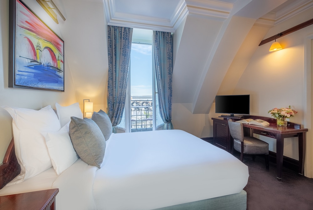 Deluxe room Eiffel view thumbnail 5