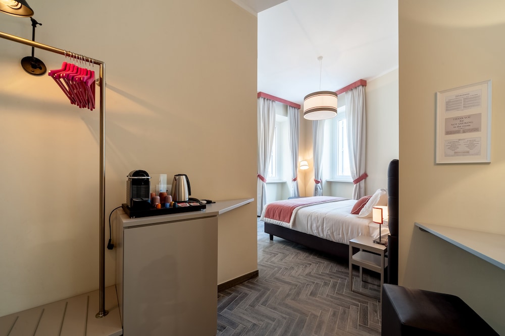 Honeymoon Double Room, Fireplace, City View photo 2