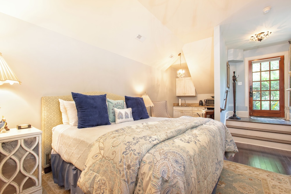 Camellia - Pet Friendly