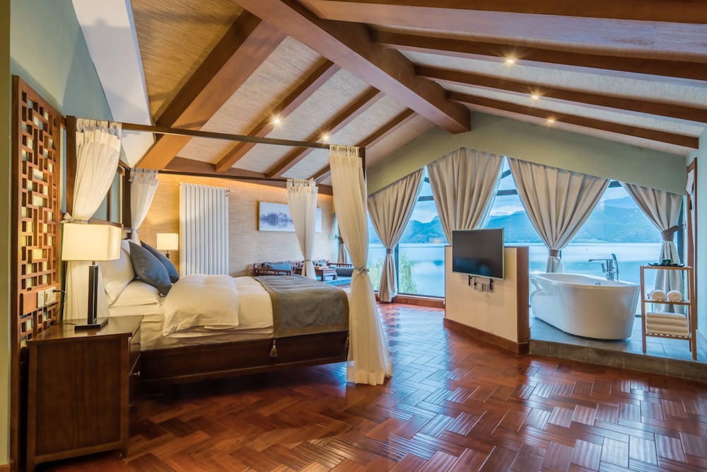 Luxury Suite, 1 Bedroom, Lake View photo 1