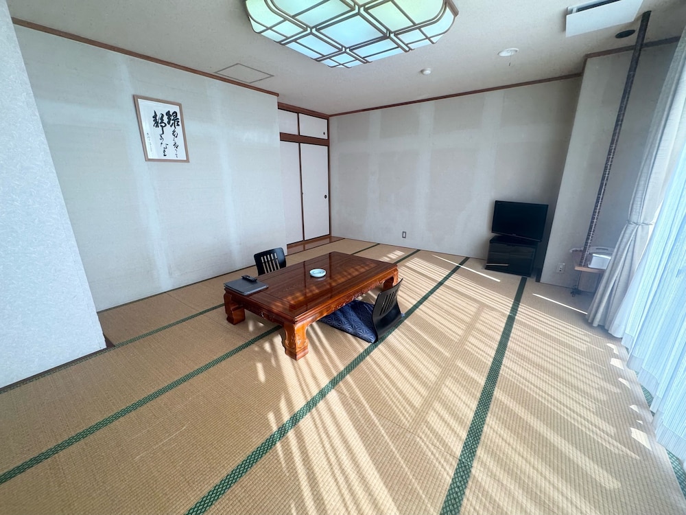 [Japanese-Style Room With Washbasin And Toilet]