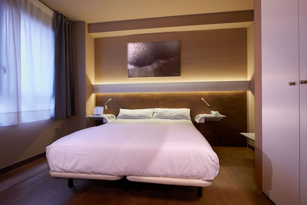 Deluxe Room (Triple) - Photo 1