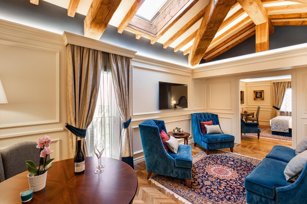 Villa, Smoking photo 2