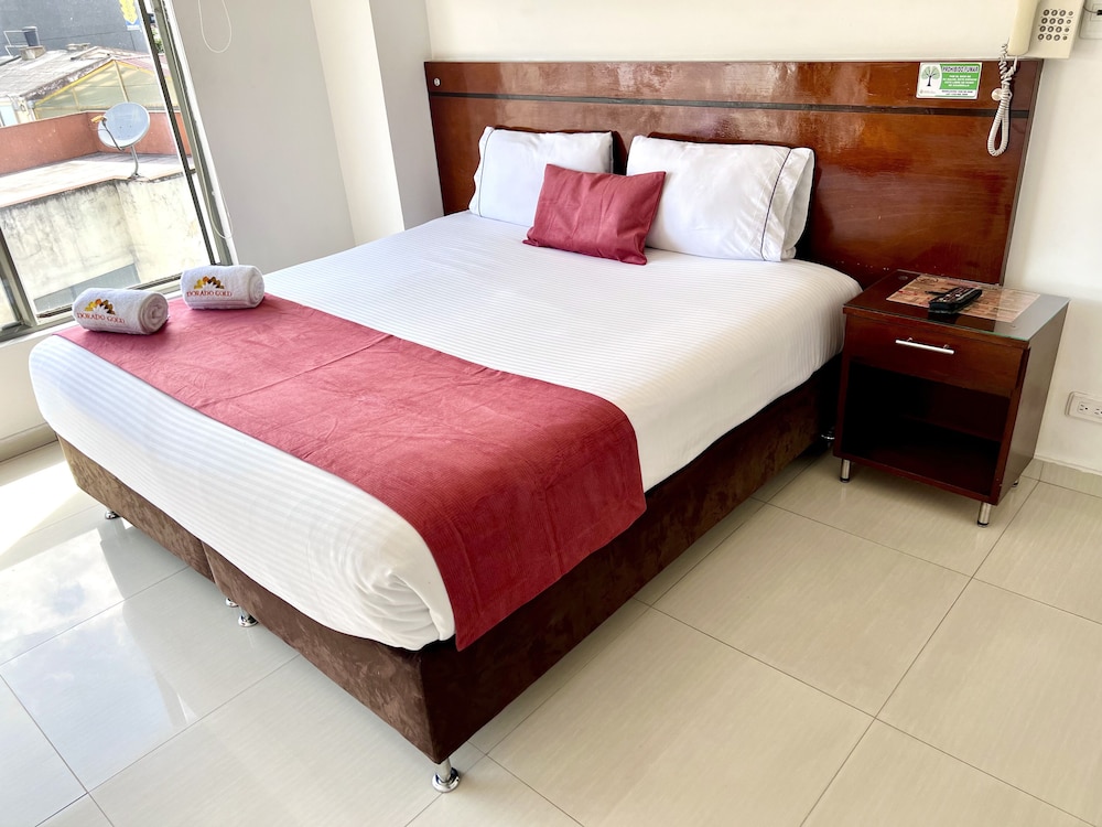 Traditional Suite, 1 King Bed, Non Smoking, Ensuite photo 2