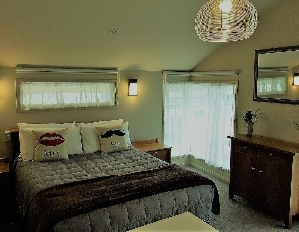 Sea View 1 Bedroom Suite, Ground Level (1 Double and 2 Single Beds) - Photo 4