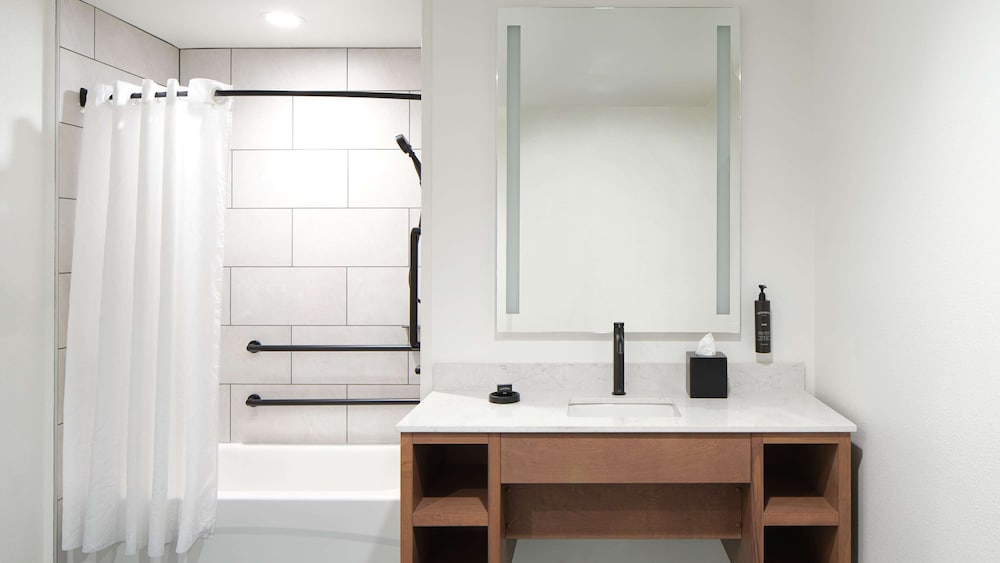 Room, Multiple Beds, Accessible, Bathtub (Mobility) - Photo 4