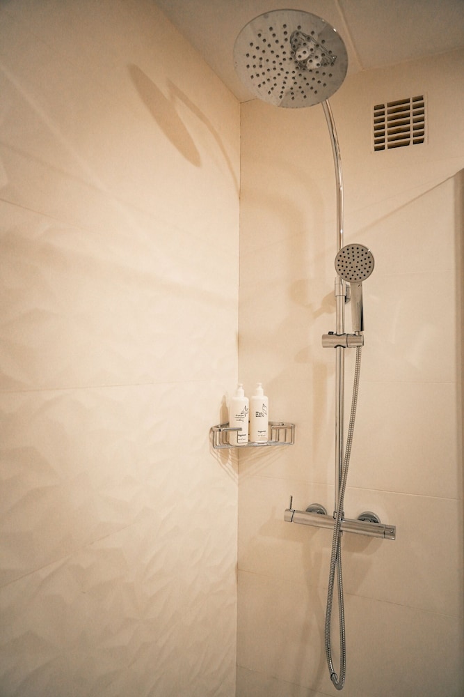 Twin Room (2 adults) - Photo 5