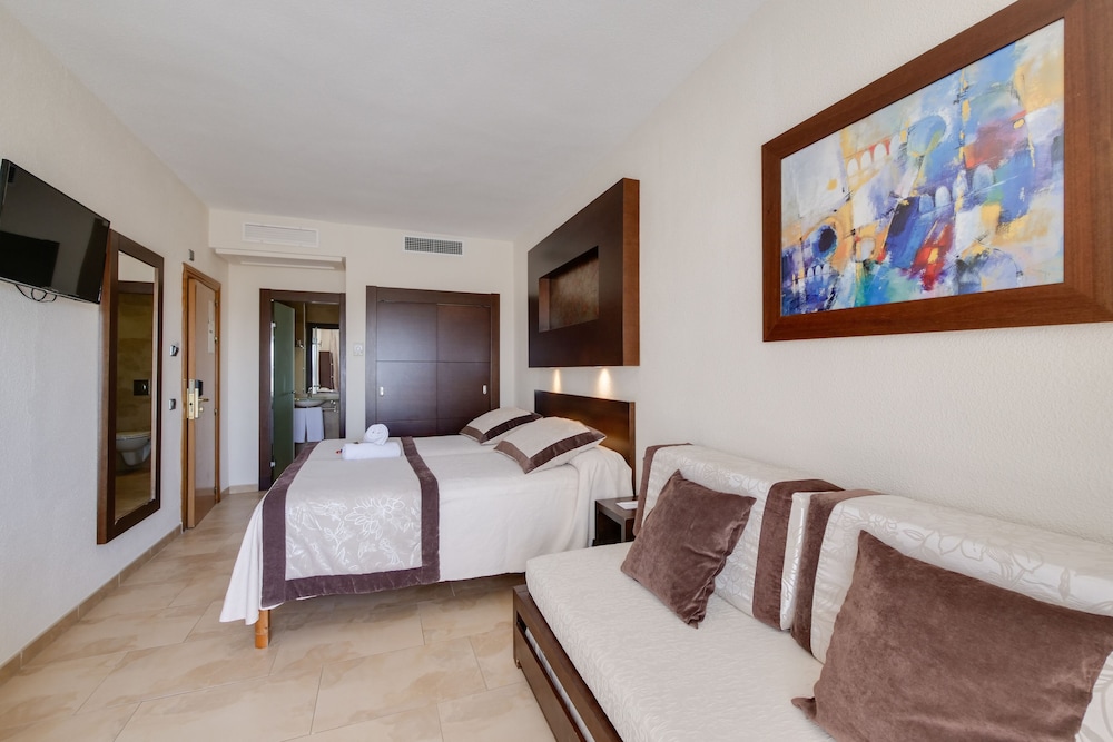 Family Quadruple Room, Balcony photo 2