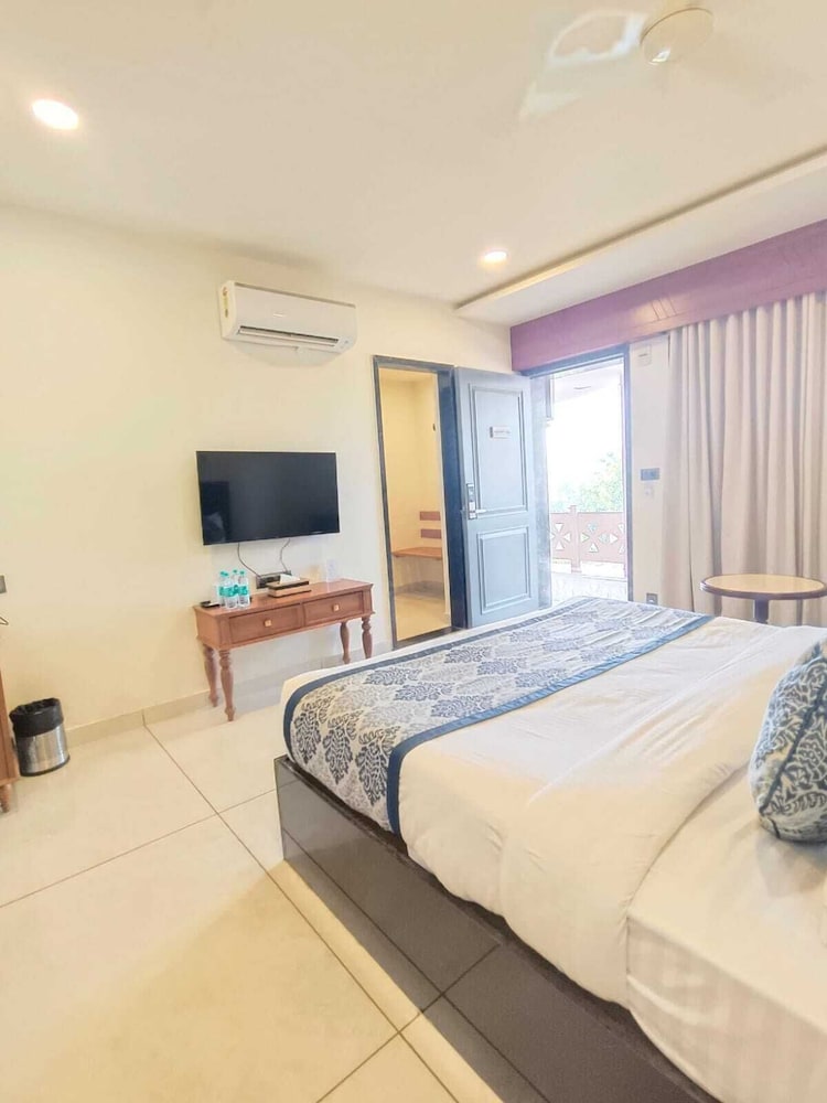 Deluxe Room - Photo 6