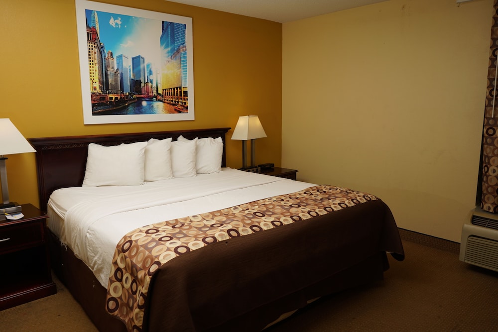 Standard Room, 1 King Bed, Non Smoking - Photo 10