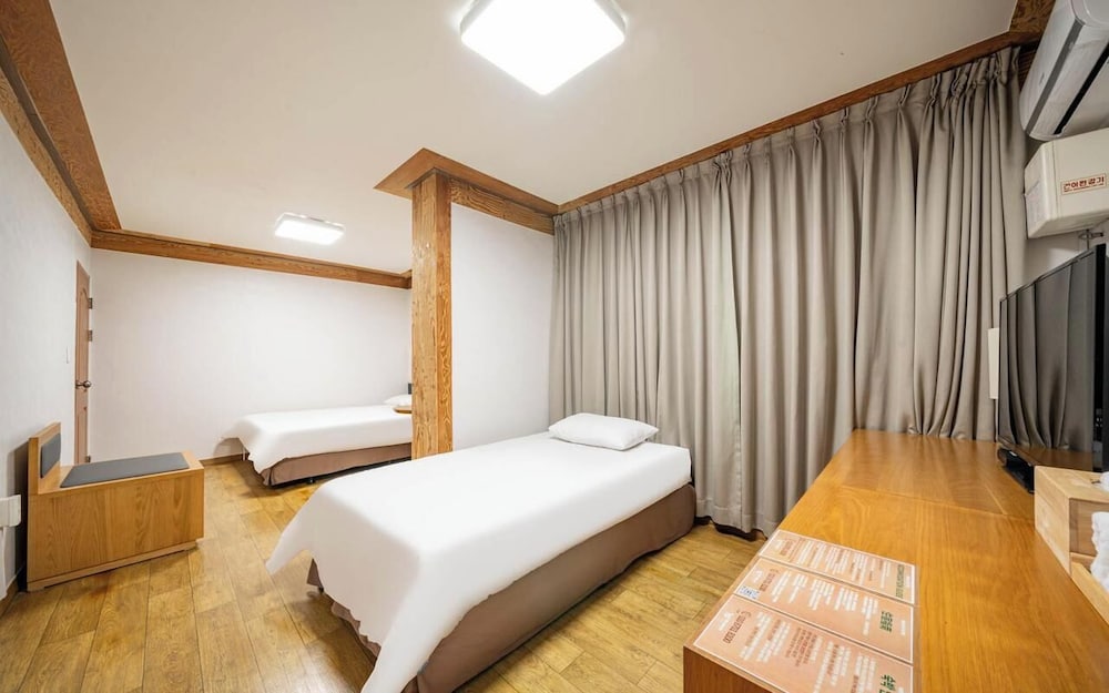 Premium Twin Room - Photo 3