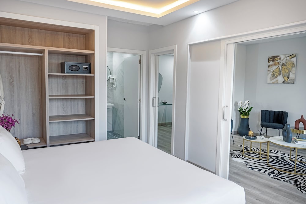 1 King Bed, Suite - Photo 1