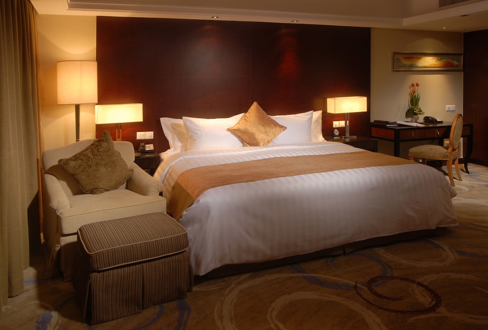 Superior Suite, 1 King Bed - Photo 5