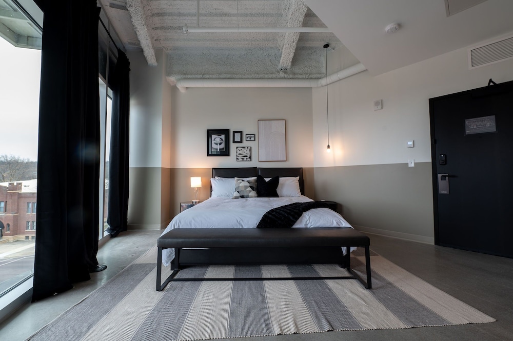 Suite, 1 King Bed photo 2