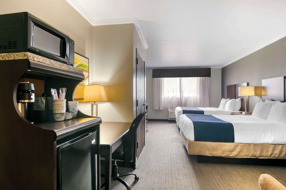 Standard Room, 2 Queen Beds, Non Smoking, Refrigerator & Microwave - Photo 2
