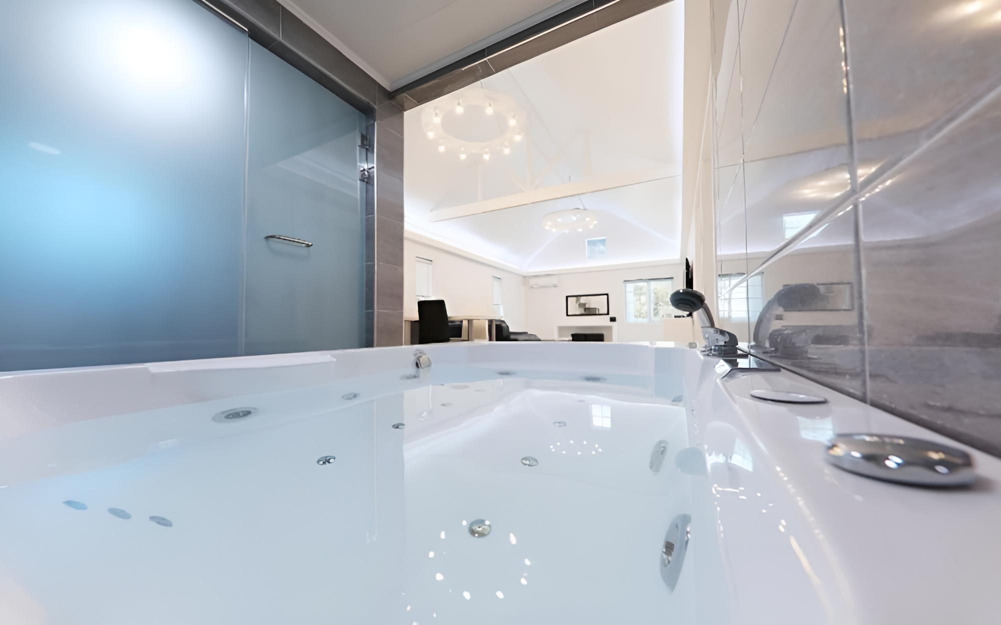 Room (Unshared House (Jetted Spa)) - Photo 2
