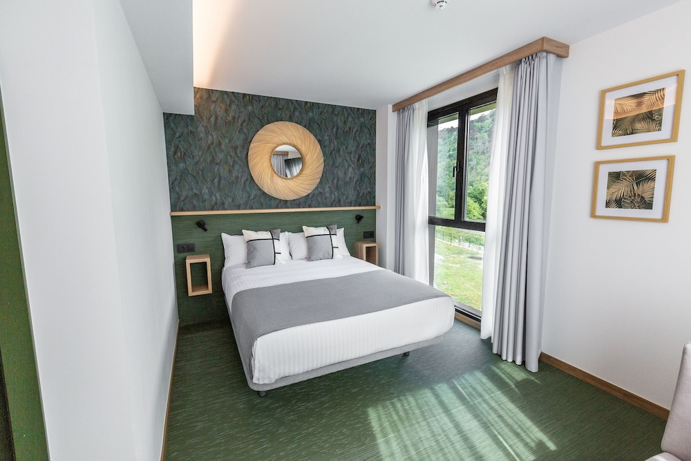 Design Double Room, 1 Queen Bed, Mountain View, Garden Area - Photo 12