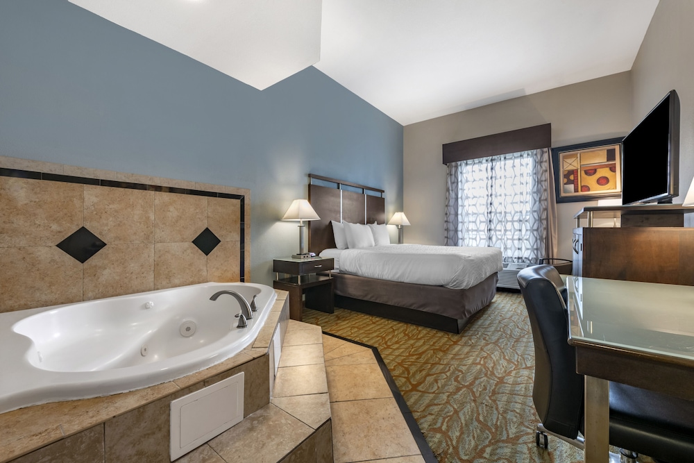 Room, 1 King Bed, Non Smoking, Jetted Tub - Photo 2
