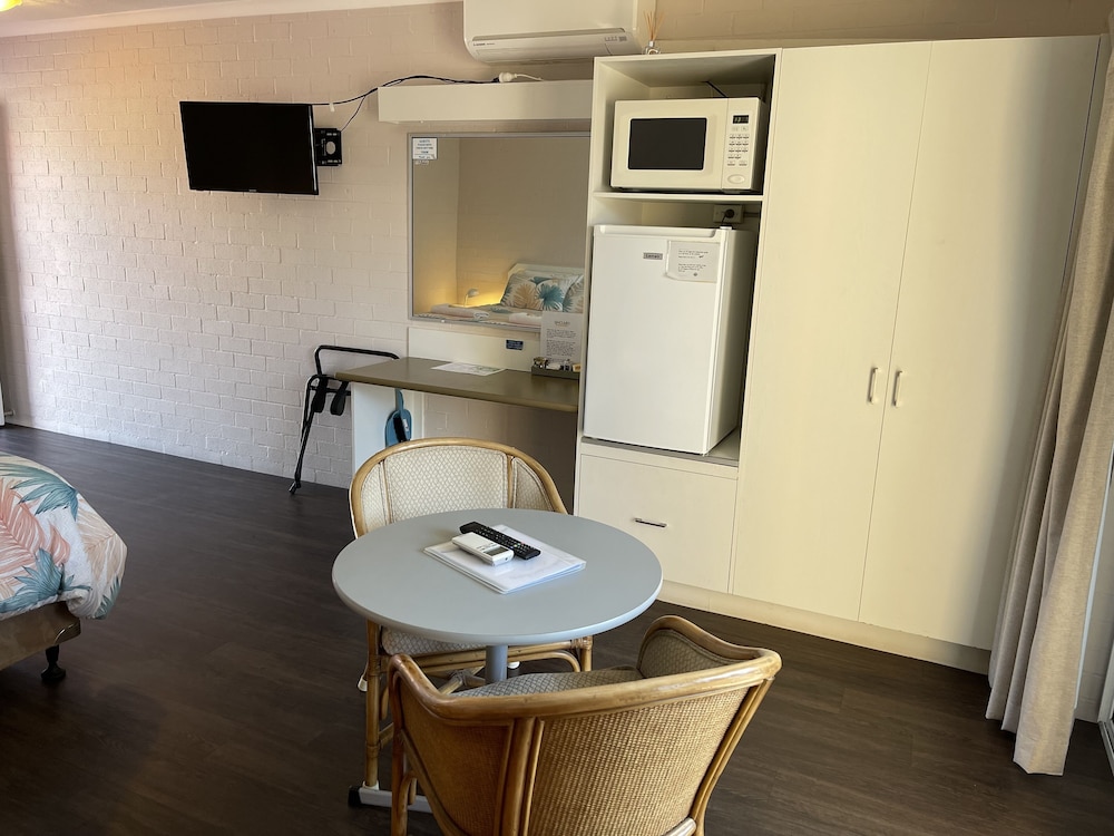 Downstairs Motel Suites photo 2