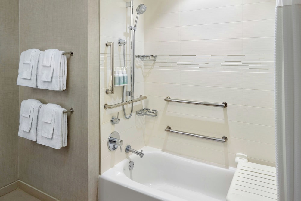 Suite, 1 Bedroom (Mobility/Hearing Accessible, Tub)