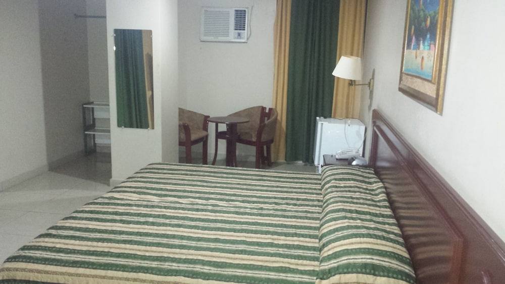 Classic Room, 1 King Bed photo 2