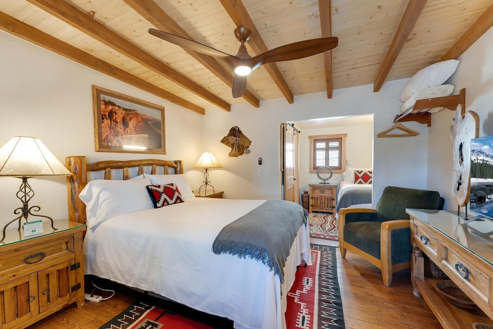 Deluxe Room, Multiple Beds photo 2