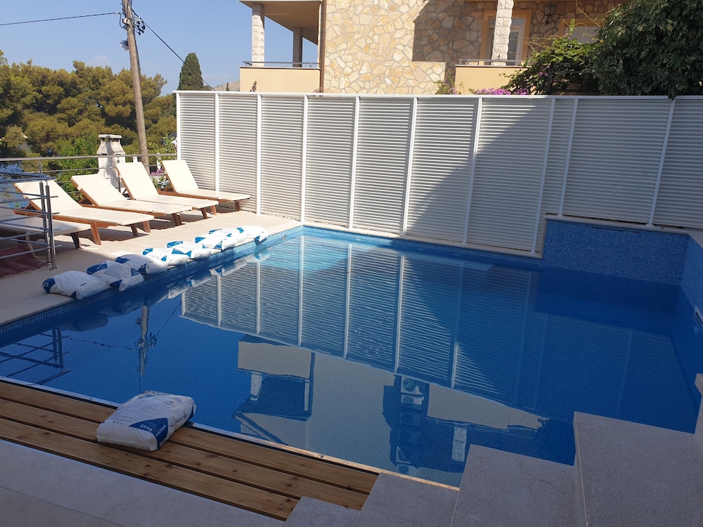 Apartment (Three Bedroom Apartment with Terrace)