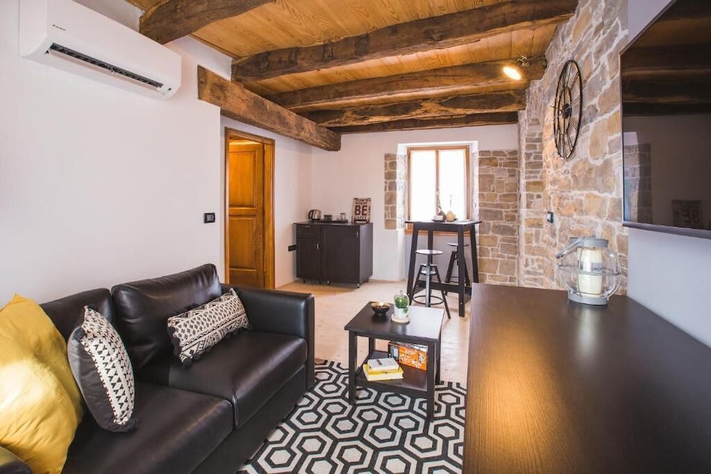 Suite, Annex Building