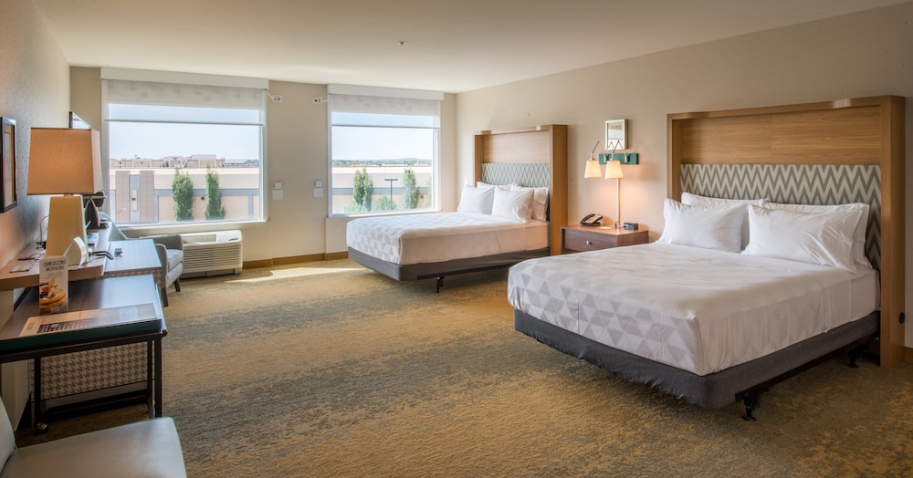 Premium Room, Multiple Beds - Photo 10