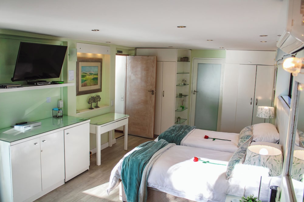 Luxury Suite, 1 King Bed with Sofa bed, Spa Bath, Ocean View, Beachside - Photo 5
