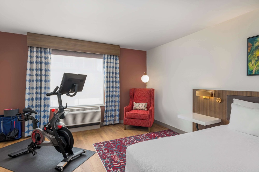 Room, 1 King Bed (Roll-In Shower, with Peloton) photo 3