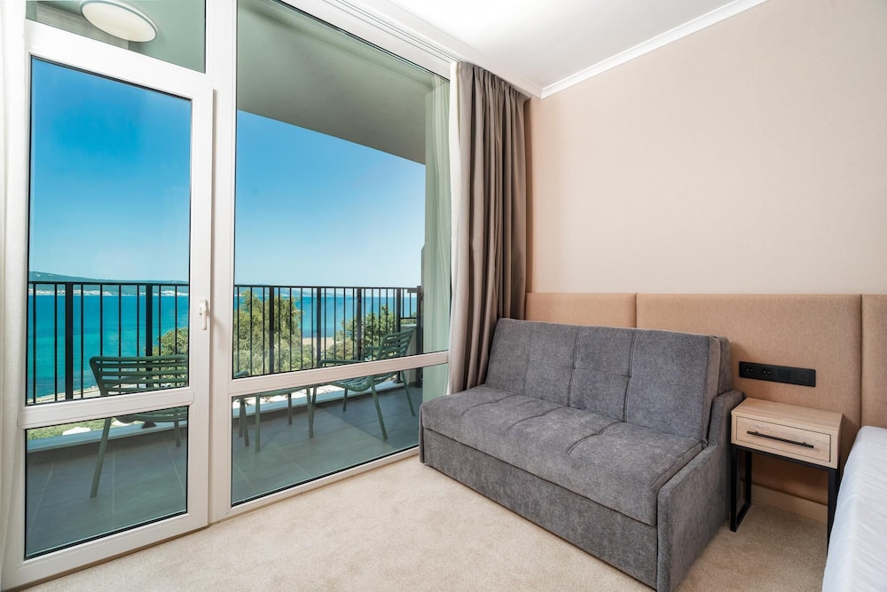 Deluxe Twin Room, Sea View thumbnail 6