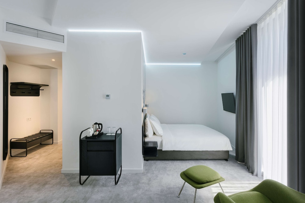 Deluxe Room, 1 King Bed - Photo 3