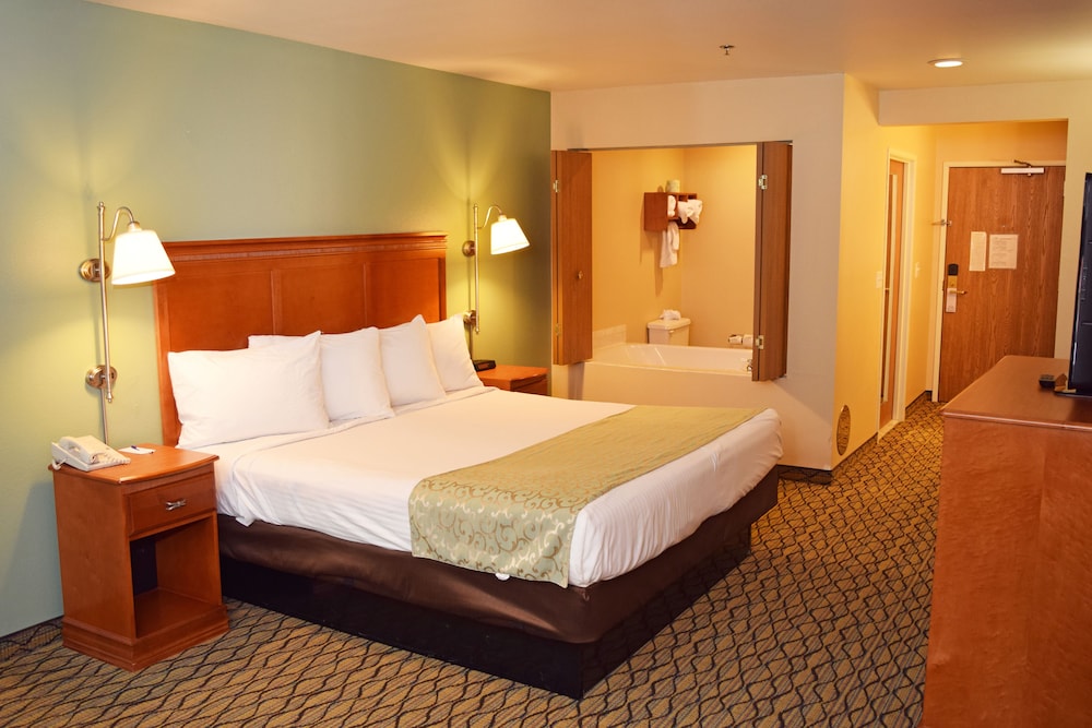 Standard Room, 1 King Bed, Jetted Tub (No Lake View) photo 1