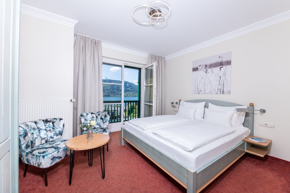 Classic Double Room, 1 Queen Bed, Balcony, Lakeside photo 1