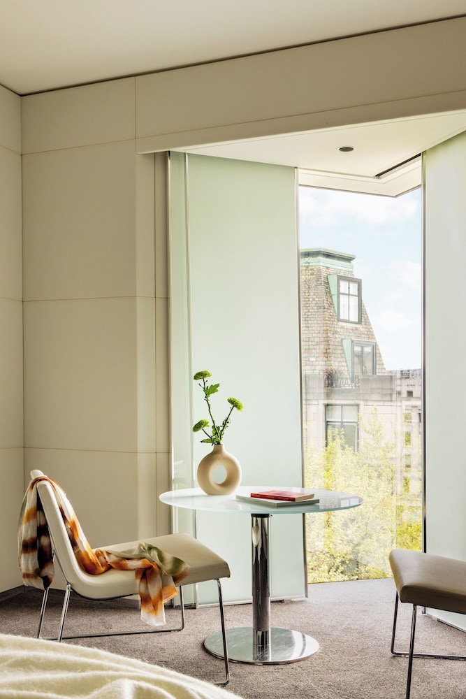 2 Bedroom Beyond ME+ Terrace View over London Skyline