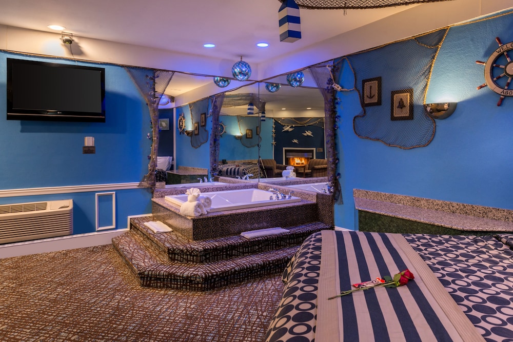 Blue Romantic Theme Suite with Jetted Tub & Fireplace photo 2