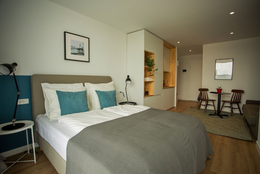 Panoramic Room, City View