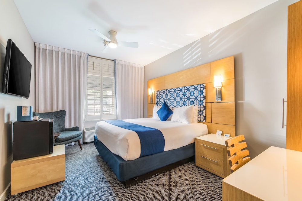 Deluxe Room, 1 King Bed, Accessible - Photo 7