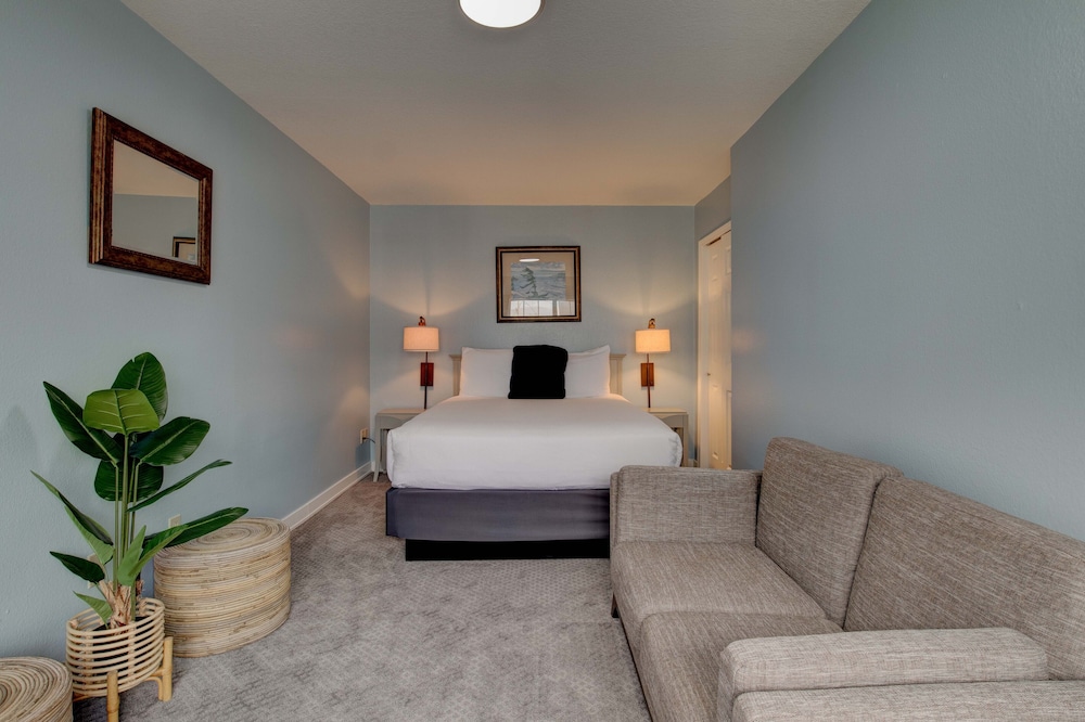 Queen Suite with Jetted Tub Partial Ocean View - Photo 9