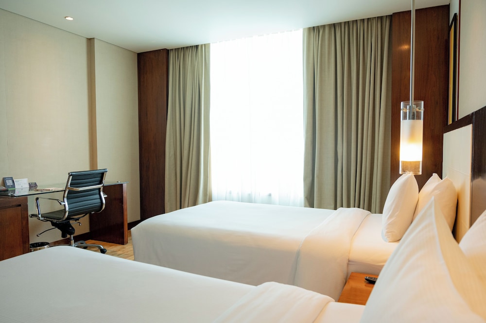 Hilton Guest Room Twin Bed photo 3