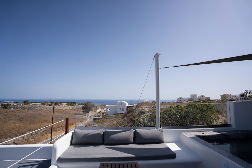 Deluxe Suite with Hot Tub and Sea View - Photo 8