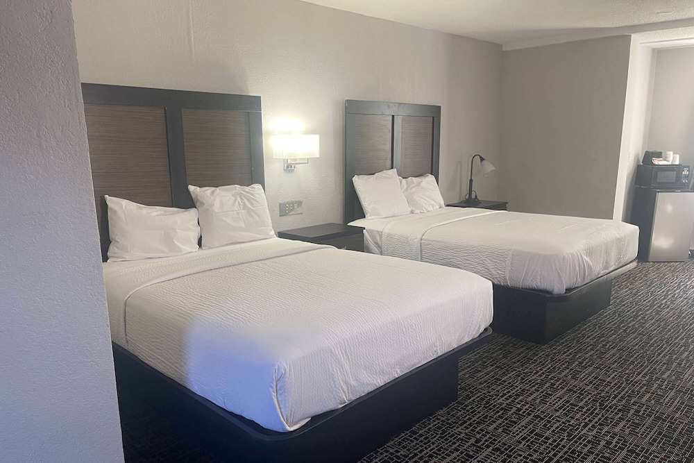 Efficiency, Studio Suite, 2 Queen Beds, Non Smoking - Photo 1