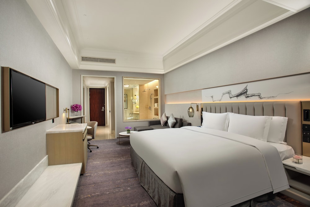 Premium Room, 1 King Bed, Business Lounge Access - Photo 4