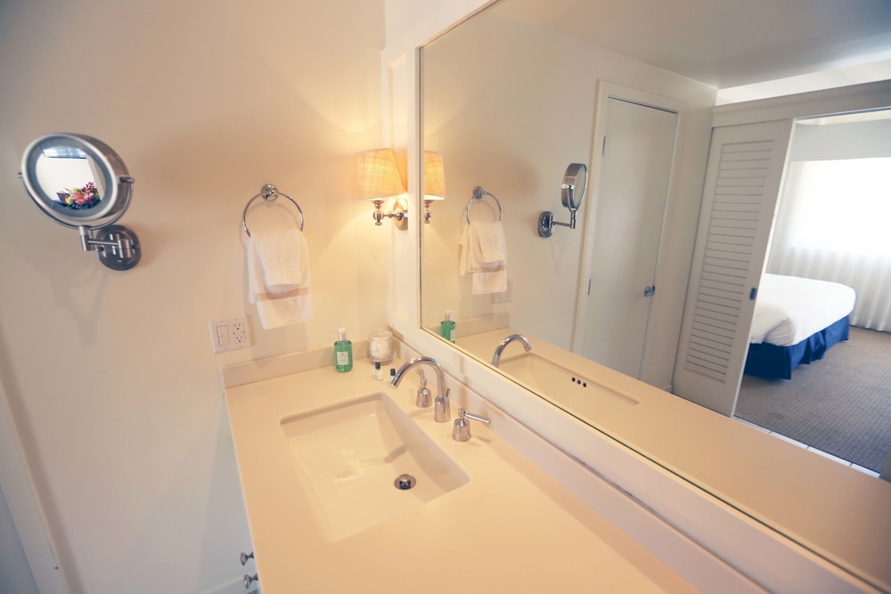 Premium Room, 1 King Bed photo 3