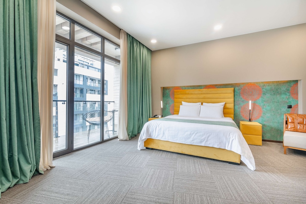 Suite, 1 King Bed, Non Smoking, Balcony photo 1