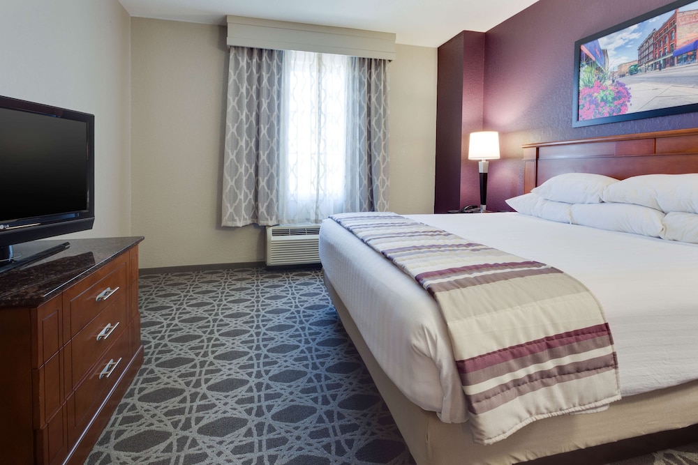 Suite, 1 King Bed with Sofa bed, Accessible, Refrigerator & Microwave (2 Rooms, Tub) - Photo 2