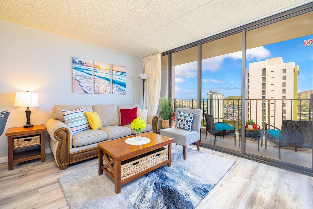 Diamond Head and Ocean views with King Bed and Parking: balcony & terrace photo