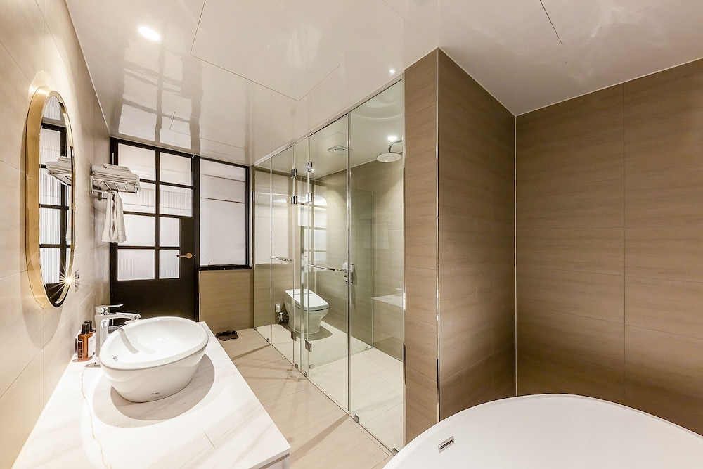 Grand Studio Suite - Photo 2