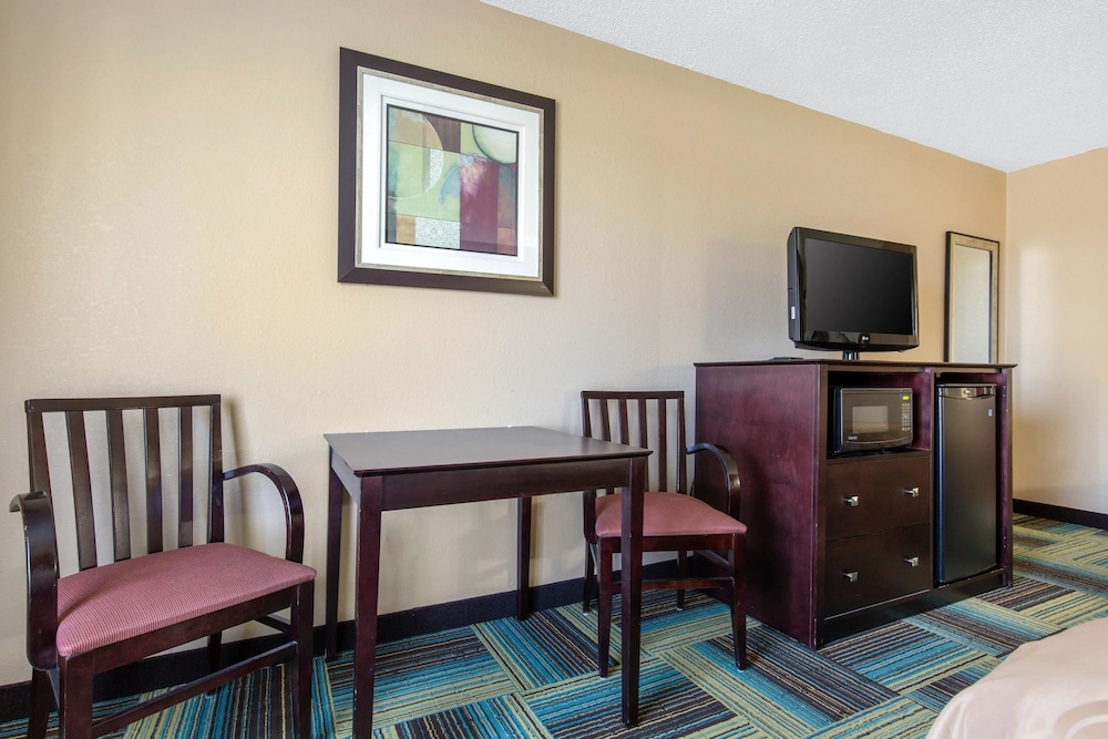 Standard Room, 2 Queen Beds, Non Smoking